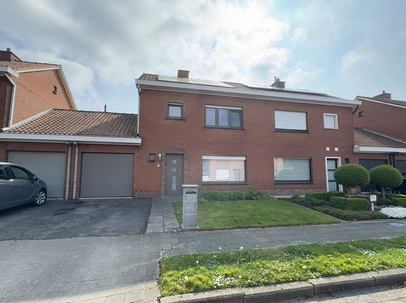 Leuke gezinswoning (284m²) met oprit en garage, in een doodlopende rustige straat nabij scholen, winkels en het centrum van Bissegem. De woning is bes